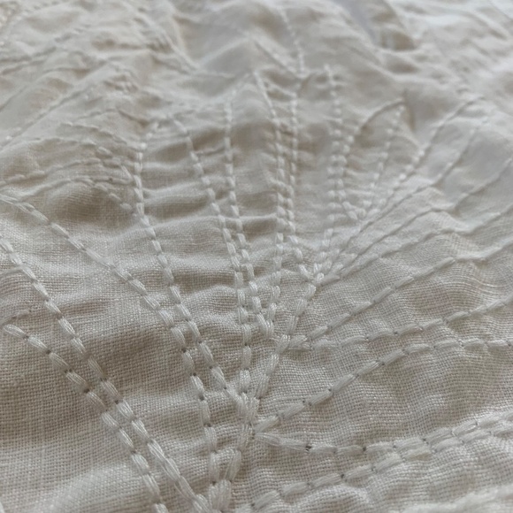 EUC Tommy Bahama Embroidered White Linen Shorts Size 2 - Picture 3 of 6